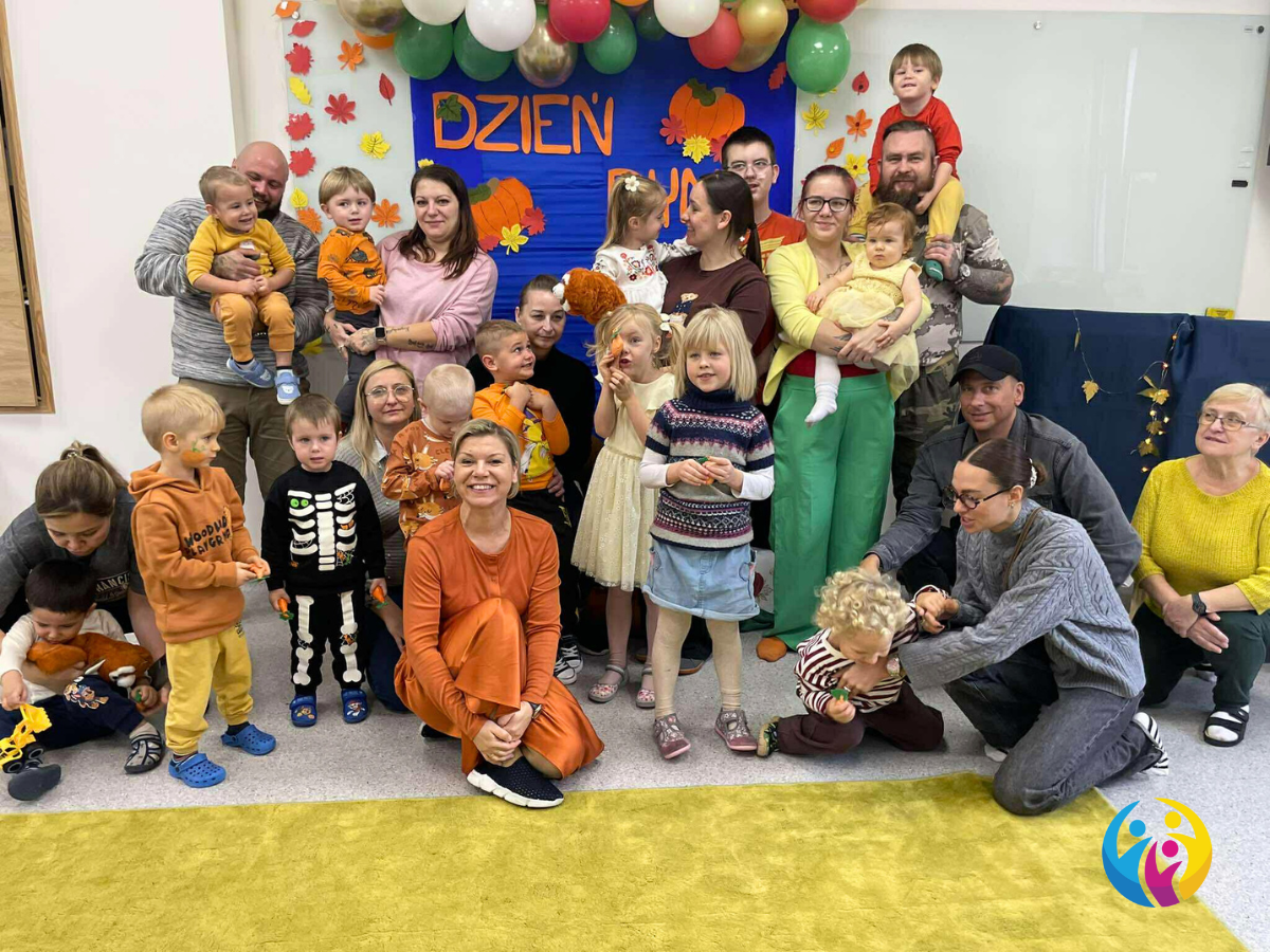 Dzieci, rodzice i nauczyciele świętują Dzień Dyni.